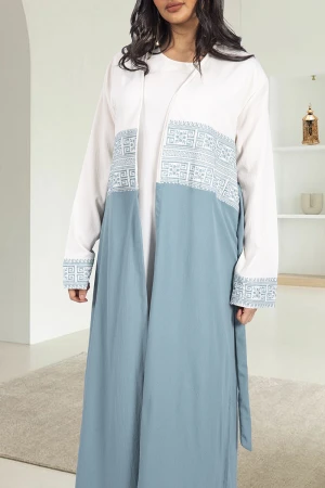 جلابية نسائي أنيقة قطعتين داخلي علاقي لون سكري سادة والخاجي شكل عباية مفتوحة باللون السكري والتفاحي يفصل بينهم تطريز أنيق مع رباط على الخصر