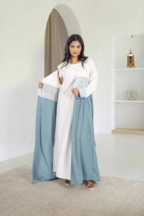 جلابية نسائي أنيقة قطعتين داخلي علاقي لون سكري سادة والخاجي شكل عباية مفتوحة باللون السكري والتفاحي يفصل بينهم تطريز أنيق مع رباط على الخصر