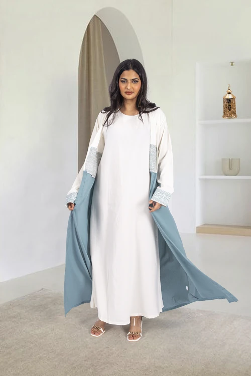 جلابية نسائي أنيقة قطعتين داخلي علاقي لون سكري سادة والخاجي شكل عباية مفتوحة باللون السكري والتفاحي يفصل بينهم تطريز أنيق مع رباط على الخصر