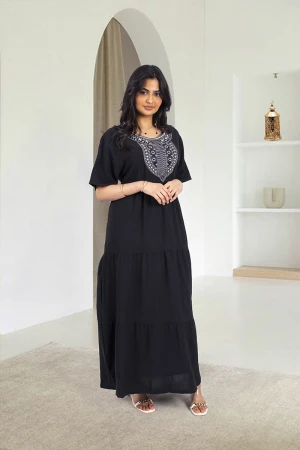 جلابية نسائي أنيقة لون أسود أكمام قصيرة فتحة الصدر شكل دائري بتطريز هندسي مميز و زم خفيف من الخصر باكثر من طبقة من الأسفل 