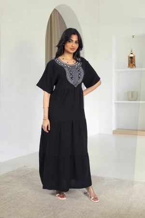 جلابية نسائي أنيقة لون أسود أكمام قصيرة فتحة الصدر شكل دائري بتطريز هندسي مميز و زم خفيف من الخصر باكثر من طبقة من الأسفل 