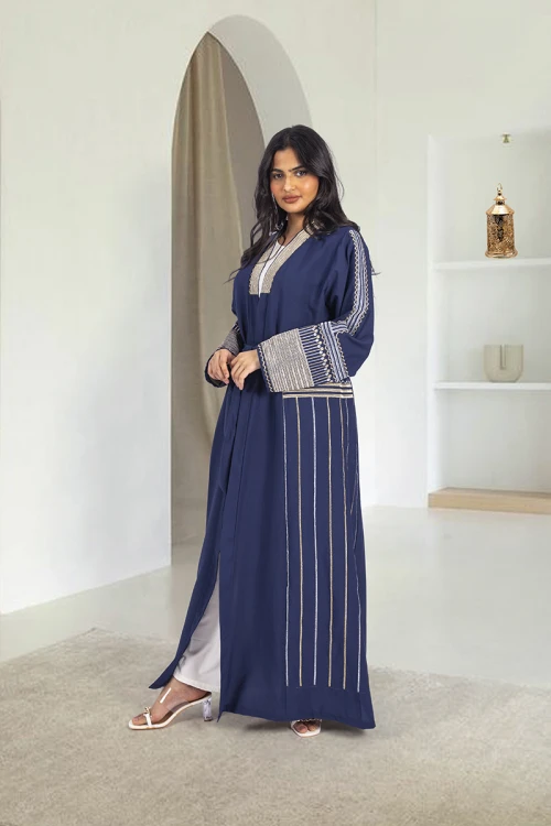 جلابية نسائي أنيقة لون نيلي قطعة واحدة شكل عباية مفتوحة من الامام بتطريز تراثي فخم من الامام والأكمام والخلف ورباط على الخصر