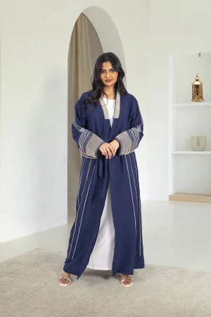 جلابية نسائي أنيقة لون نيلي قطعة واحدة شكل عباية مفتوحة من الامام بتطريز تراثي فخم من الامام والأكمام والخلف ورباط على الخصر 