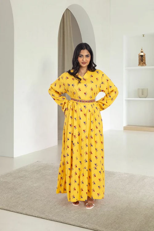 جلابية نسائي أنيقة لون أصفر بطبعات ورورد كامل فتحة الصدر شكل سبعة و زم ورباط على الخصر مزين بشريط ذهبي ملون