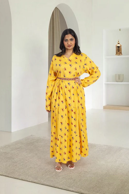 جلابية نسائي أنيقة لون أصفر بطبعات ورورد كامل فتحة الصدر شكل سبعة و زم ورباط على الخصر مزين بشريط ذهبي ملون