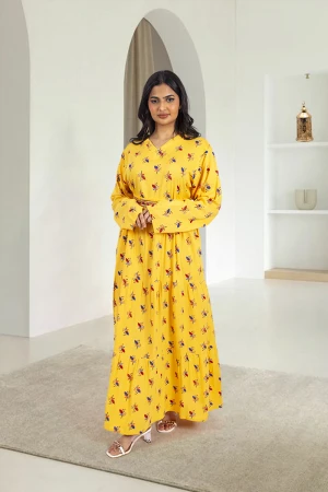 جلابية نسائي أنيقة لون أصفر بطبعات ورورد كامل فتحة الصدر شكل سبعة و زم ورباط على الخصر مزين بشريط ذهبي ملون