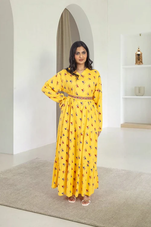 جلابية نسائي أنيقة لون أصفر بطبعات ورورد كامل فتحة الصدر شكل سبعة و زم ورباط على الخصر مزين بشريط ذهبي ملون