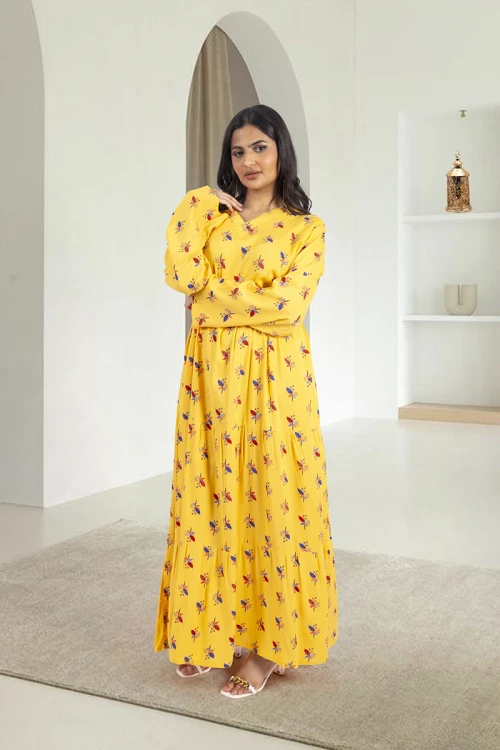 جلابية نسائي أنيقة لون أصفر بطبعات ورورد كامل فتحة الصدر شكل سبعة و زم ورباط على الخصر مزين بشريط ذهبي ملون