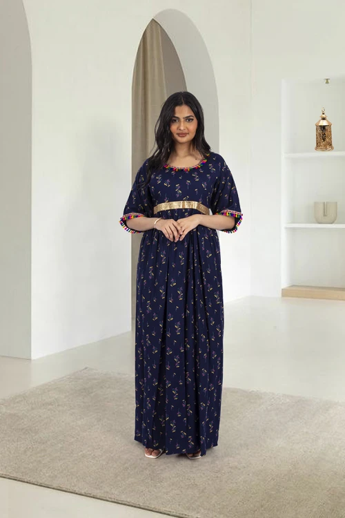 جلابية نسائي أنيقة لون كحلي بطبعات ورود كامل أكمام قصيرة وفتحة صدر دائرية مزينين بشريط و دناديش ملونة و زم وشريط ذهبي على الخصر