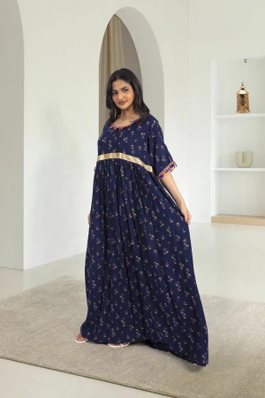 جلابية نسائي أنيقة لون كحلي بطبعات ورود كامل أكمام قصيرة وفتحة صدر دائرية مزينين بشريط و دناديش ملونة و زم وشريط ذهبي على الخصر