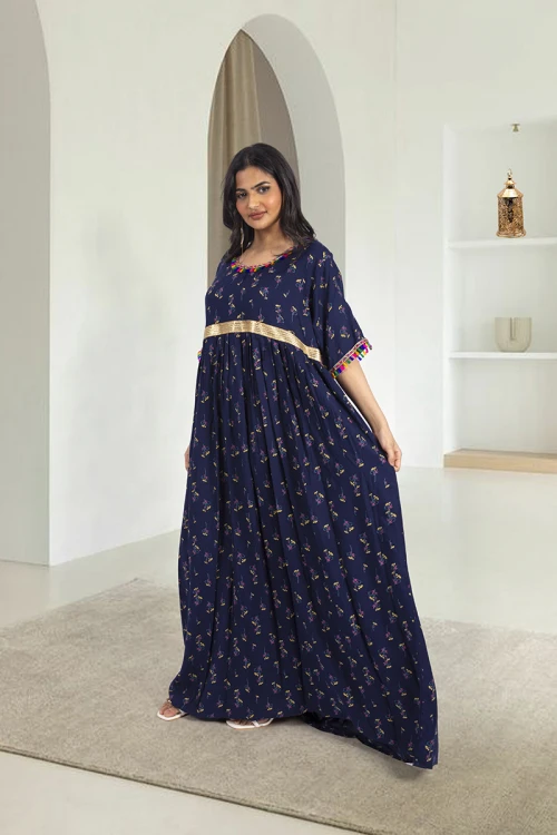 جلابية نسائي أنيقة لون كحلي بطبعات ورود كامل أكمام قصيرة وفتحة صدر دائرية مزينين بشريط و دناديش ملونة و زم وشريط ذهبي على الخصر