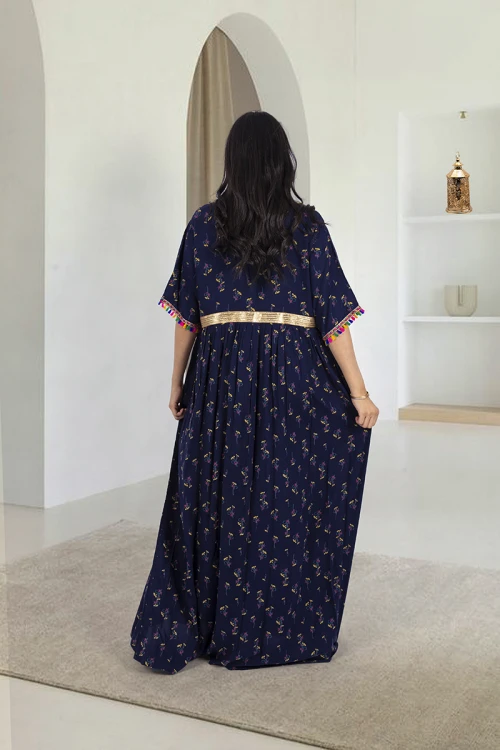 جلابية نسائي أنيقة لون كحلي بطبعات ورود كامل أكمام قصيرة وفتحة صدر دائرية مزينين بشريط و دناديش ملونة و زم وشريط ذهبي على الخصر