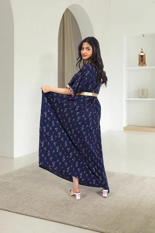 جلابية نسائي أنيقة لون كحلي بطبعات ورود كامل أكمام قصيرة وفتحة صدر دائرية مزينين بشريط و دناديش ملونة و زم وشريط ذهبي على الخصر