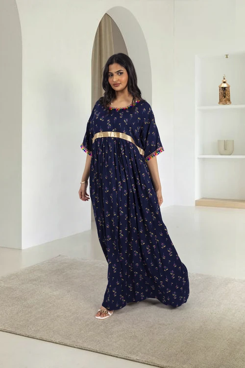 جلابية نسائي أنيقة لون كحلي بطبعات ورود كامل أكمام قصيرة وفتحة صدر دائرية مزينين بشريط و دناديش ملونة و زم وشريط ذهبي على الخصر