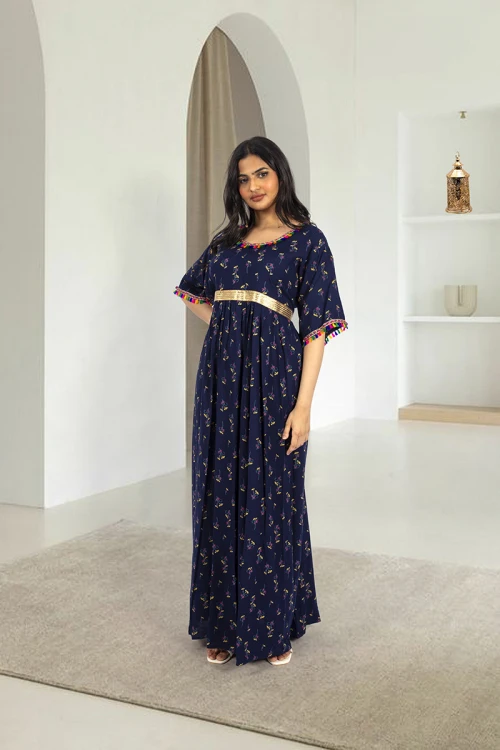 جلابية نسائي أنيقة لون كحلي بطبعات ورود كامل أكمام قصيرة وفتحة صدر دائرية مزينين بشريط و دناديش ملونة و زم وشريط ذهبي على الخصر