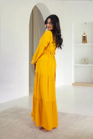 جلابية نسائي انيقة لون كموني ياقة عالية بفتحة صغيرة شكل سبعة مطرزة بتطريز فخم باللون الذهبي على الصدر و الاكمام و3 طبقات زم خفيفي برباط على الخصر