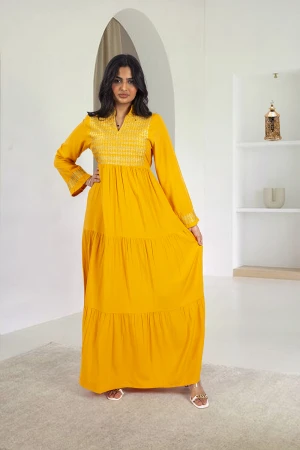 جلابية نسائي انيقة لون كموني ياقة عالية بفتحة صغيرة شكل سبعة مطرزة بتطريز فخم باللون الذهبي على الصدر و الاكمام و3 طبقات زم خفيفي برباط على الخصر