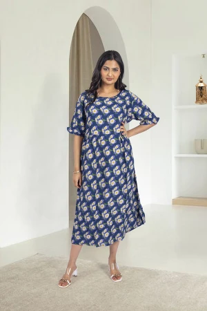 قميص روز نسائي قصير بطبعات ورود كامل فتحة الصدر دائرية و أكمام قصيرة بكرنشة خفيفة و زم خفيف على الخصر  