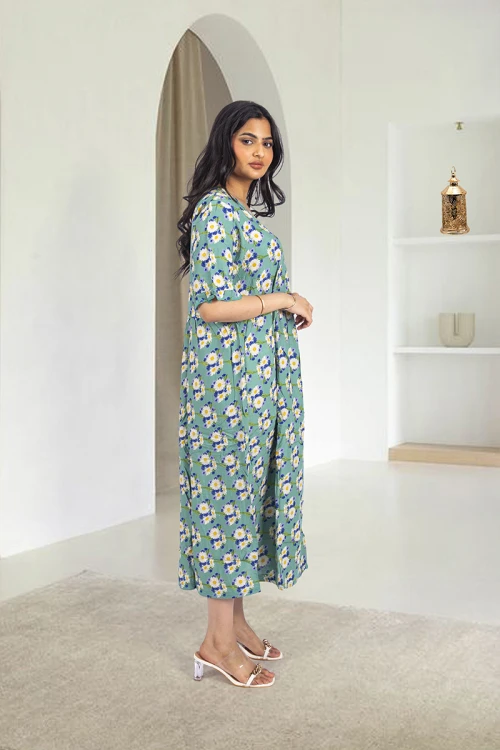 قميص روز نسائي قصير بطبعات ورود كامل فتحة الصدر دائرية و أكمام قصيرة بكرنشة خفيفة و زم خفيف على الخصر