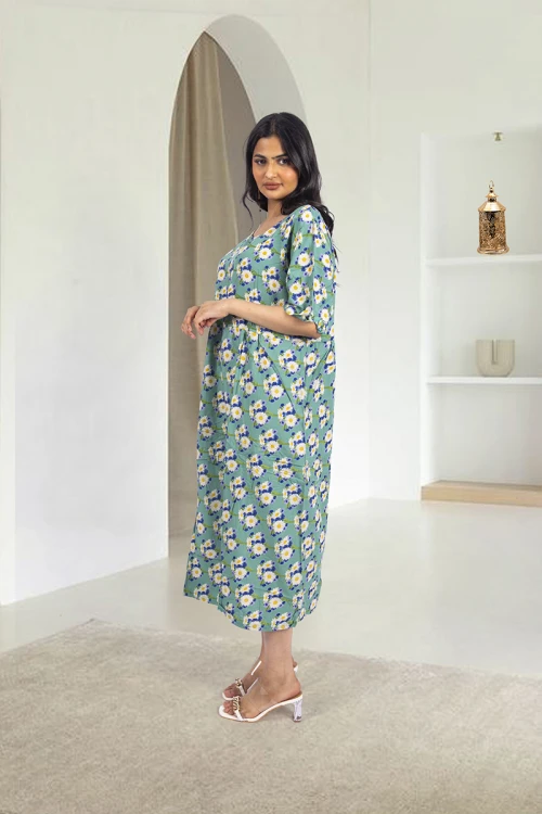 قميص روز نسائي قصير بطبعات ورود كامل فتحة الصدر دائرية و أكمام قصيرة بكرنشة خفيفة و زم خفيف على الخصر