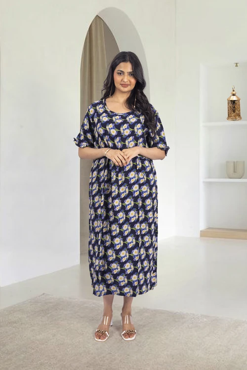 قميص روز نسائي قصير بطبعات ورود كامل فتحة الصدر دائرية و أكمام قصيرة بكرنشة خفيفة و زم خفيف على الخصر