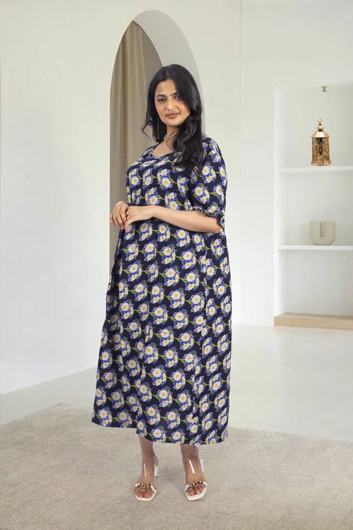 قميص روز نسائي قصير بطبعات ورود كامل فتحة الصدر دائرية و أكمام قصيرة بكرنشة خفيفة و زم خفيف على الخصر