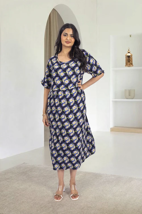 قميص روز نسائي قصير بطبعات ورود كامل فتحة الصدر دائرية و أكمام قصيرة بكرنشة خفيفة و زم خفيف على الخصر