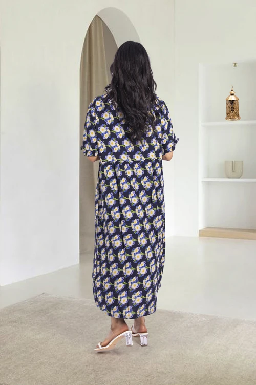 قميص روز نسائي قصير بطبعات ورود كامل فتحة الصدر دائرية و أكمام قصيرة بكرنشة خفيفة و زم خفيف على الخصر