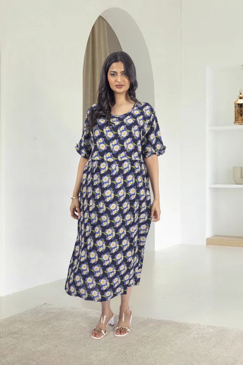 قميص روز نسائي قصير بطبعات ورود كامل فتحة الصدر دائرية و أكمام قصيرة بكرنشة خفيفة و زم خفيف على الخصر