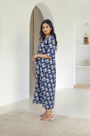 قميص روز نسائي قصير بطبعات ورود كامل فتحة الصدر دائرية و أكمام قصيرة بكرنشة خفيفة و زم خفيف على الخصر  