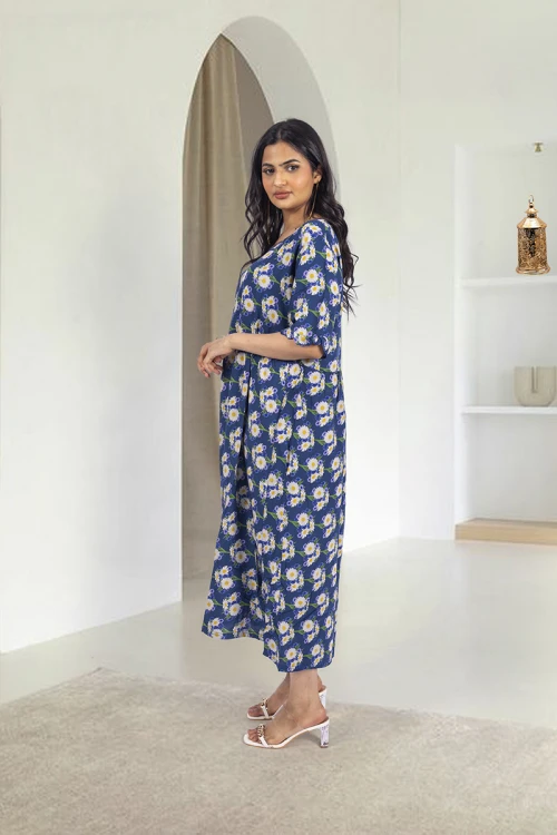 قميص روز نسائي قصير بطبعات ورود كامل فتحة الصدر دائرية و أكمام قصيرة بكرنشة خفيفة و زم خفيف على الخصر