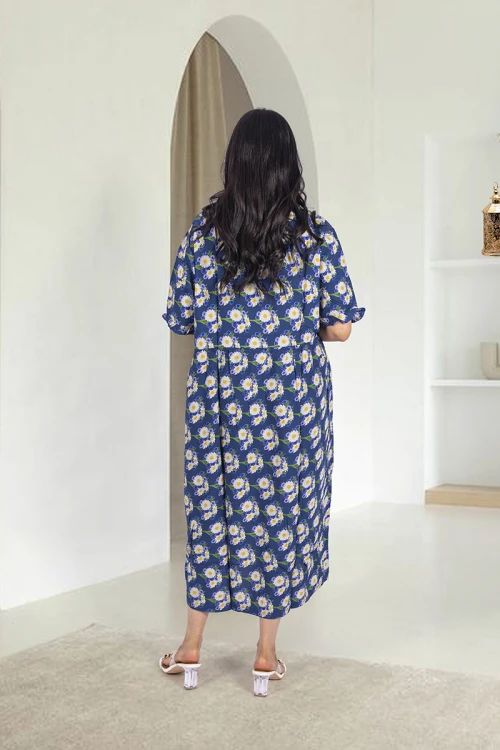 قميص روز نسائي قصير بطبعات ورود كامل فتحة الصدر دائرية و أكمام قصيرة بكرنشة خفيفة و زم خفيف على الخصر