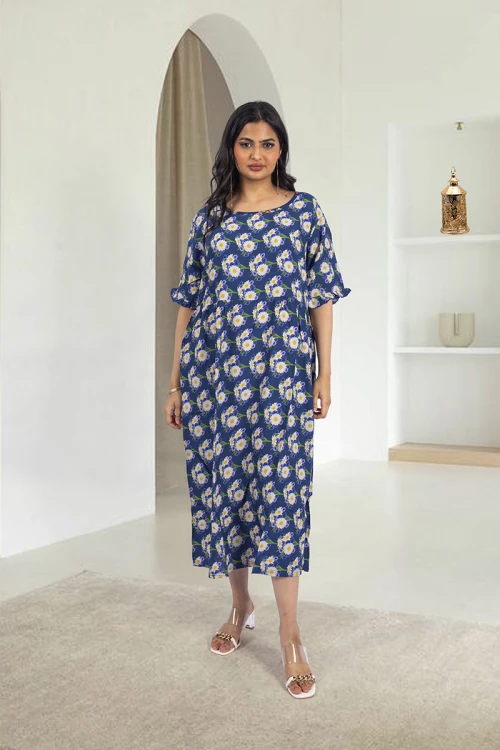 قميص روز نسائي قصير بطبعات ورود كامل فتحة الصدر دائرية و أكمام قصيرة بكرنشة خفيفة و زم خفيف على الخصر