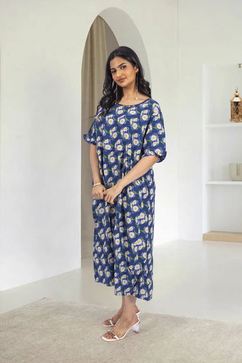 قميص روز نسائي قصير بطبعات ورود كامل فتحة الصدر دائرية و أكمام قصيرة بكرنشة خفيفة و زم خفيف على الخصر