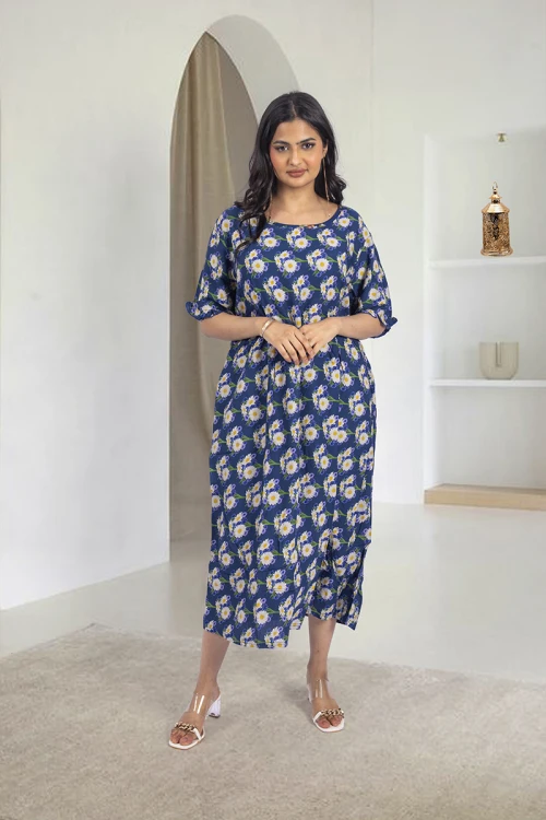 قميص روز نسائي قصير بطبعات ورود كامل فتحة الصدر دائرية و أكمام قصيرة بكرنشة خفيفة و زم خفيف على الخصر