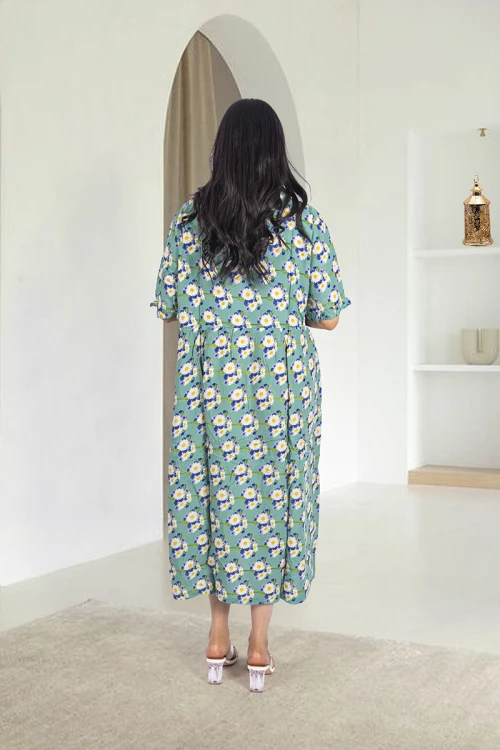 قميص روز نسائي قصير بطبعات ورود كامل فتحة الصدر دائرية و أكمام قصيرة بكرنشة خفيفة و زم خفيف على الخصر