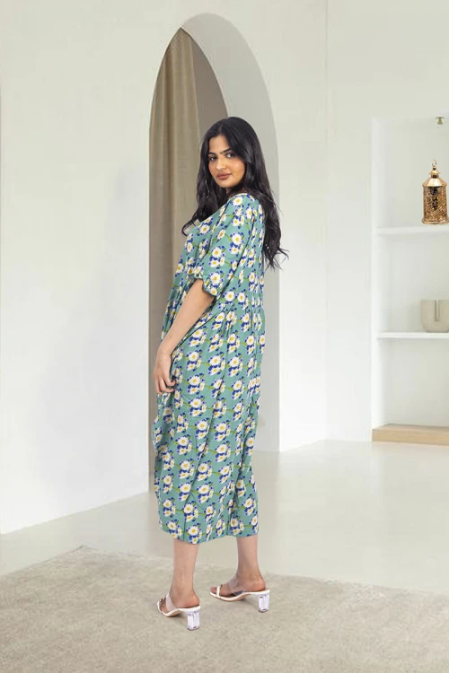 قميص روز نسائي قصير بطبعات ورود كامل فتحة الصدر دائرية و أكمام قصيرة بكرنشة خفيفة و زم خفيف على الخصر