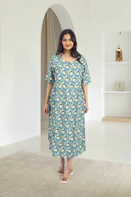 قميص روز نسائي قصير بطبعات ورود كامل فتحة الصدر دائرية و أكمام قصيرة بكرنشة خفيفة و زم خفيف على الخصر