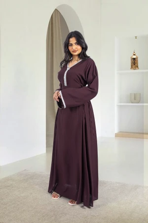 جلابية نسائي أنيقة لون بني فتحة صدر شكل سبعة  بكريستال فضي بالصدر و الأكمام ورباط خصر من الجوانب 