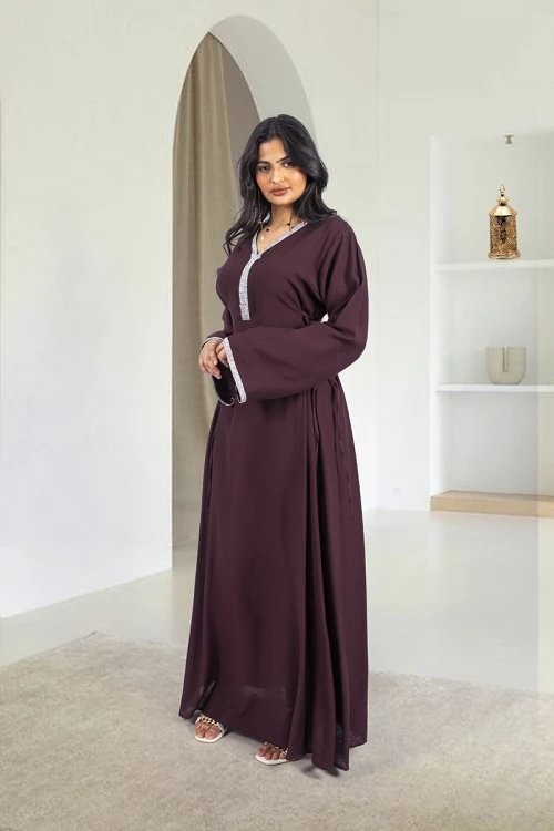 جلابية-نسائي-أنيقة-لون-بني-فتحة-صدر-شكل-