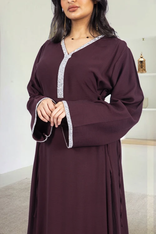 جلابية-نسائي-أنيقة-لون-بني-فتحة-صدر-شكل-