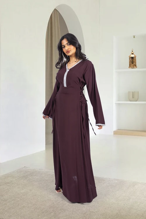 جلابية-نسائي-أنيقة-لون-بني-فتحة-صدر-شكل-