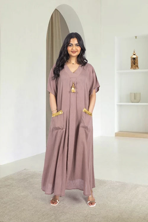 جلابية نسائي أنيقة اكمام قصيرة فتحة الصدر شكل سبعة لون تفاحي مزينة بفصوص كامل باللون الذهبي وجيوب أمامية