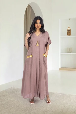 جلابية نسائي أنيقة اكمام قصيرة فتحة الصدر شكل سبعة لون تفاحي مزينة بفصوص كامل باللون الذهبي وجيوب أمامية 