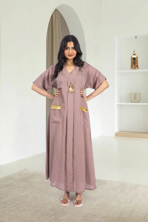 جلابية نسائي أنيقة اكمام قصيرة فتحة الصدر شكل سبعة لون تفاحي مزينة بفصوص كامل باللون الذهبي وجيوب أمامية