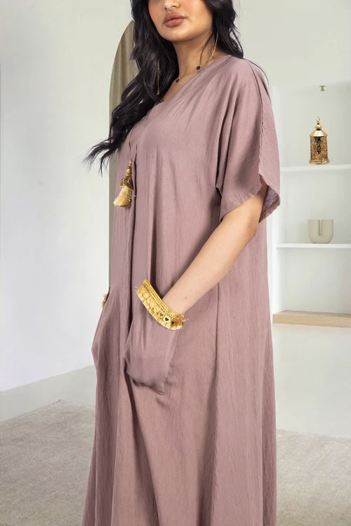 جلابية نسائي أنيقة اكمام قصيرة فتحة الصدر شكل سبعة لون تفاحي مزينة بفصوص كامل باللون الذهبي وجيوب أمامية