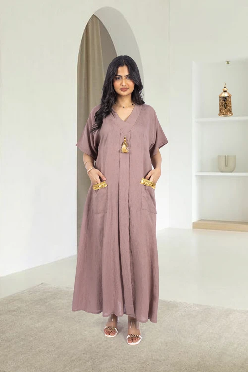 جلابية نسائي أنيقة اكمام قصيرة فتحة الصدر شكل سبعة لون تفاحي مزينة بفصوص كامل باللون الذهبي وجيوب أمامية