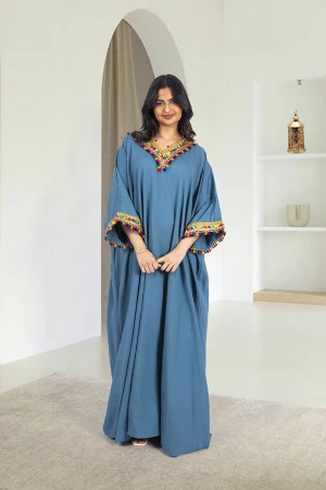 جلابية نسائي أنيقة لون أزرق أكمام واسعة فتحة الصدر شكل سبعة مزينة بتطريز ذهبي ودناديش ملون بالصدر و الأكمام