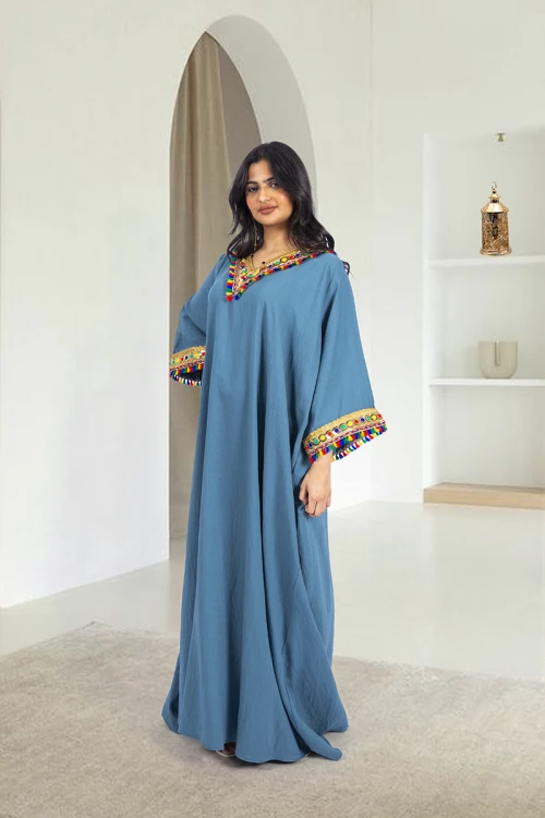 جلابية نسائي أنيقة لون أزرق أكمام واسعة فتحة الصدر شكل سبعة مزينة بتطريز ذهبي ودناديش ملون بالصدر و الأكمام