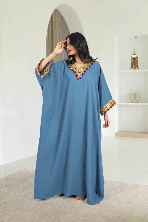 جلابية نسائي أنيقة لون أزرق أكمام واسعة فتحة الصدر شكل سبعة مزينة بتطريز ذهبي ودناديش ملون بالصدر و الأكمام